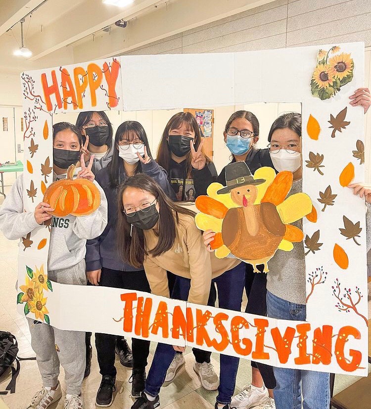 HOLIDAY CLASS BONDING: ELD spends quality time together to celebrate Thanksgiving. 